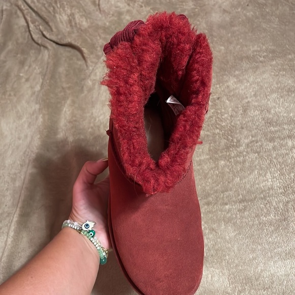 UGG - Picture 2 of 2